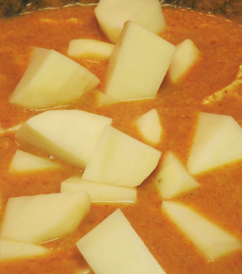 Cubos de patata en curry Masaman