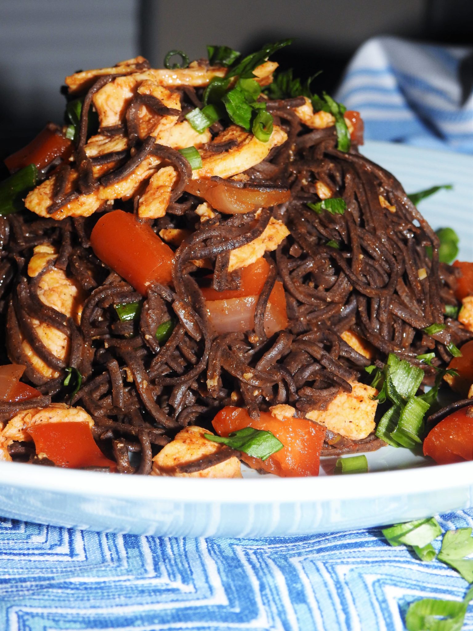 Espaguetis de frijoles negros con Sriracha  