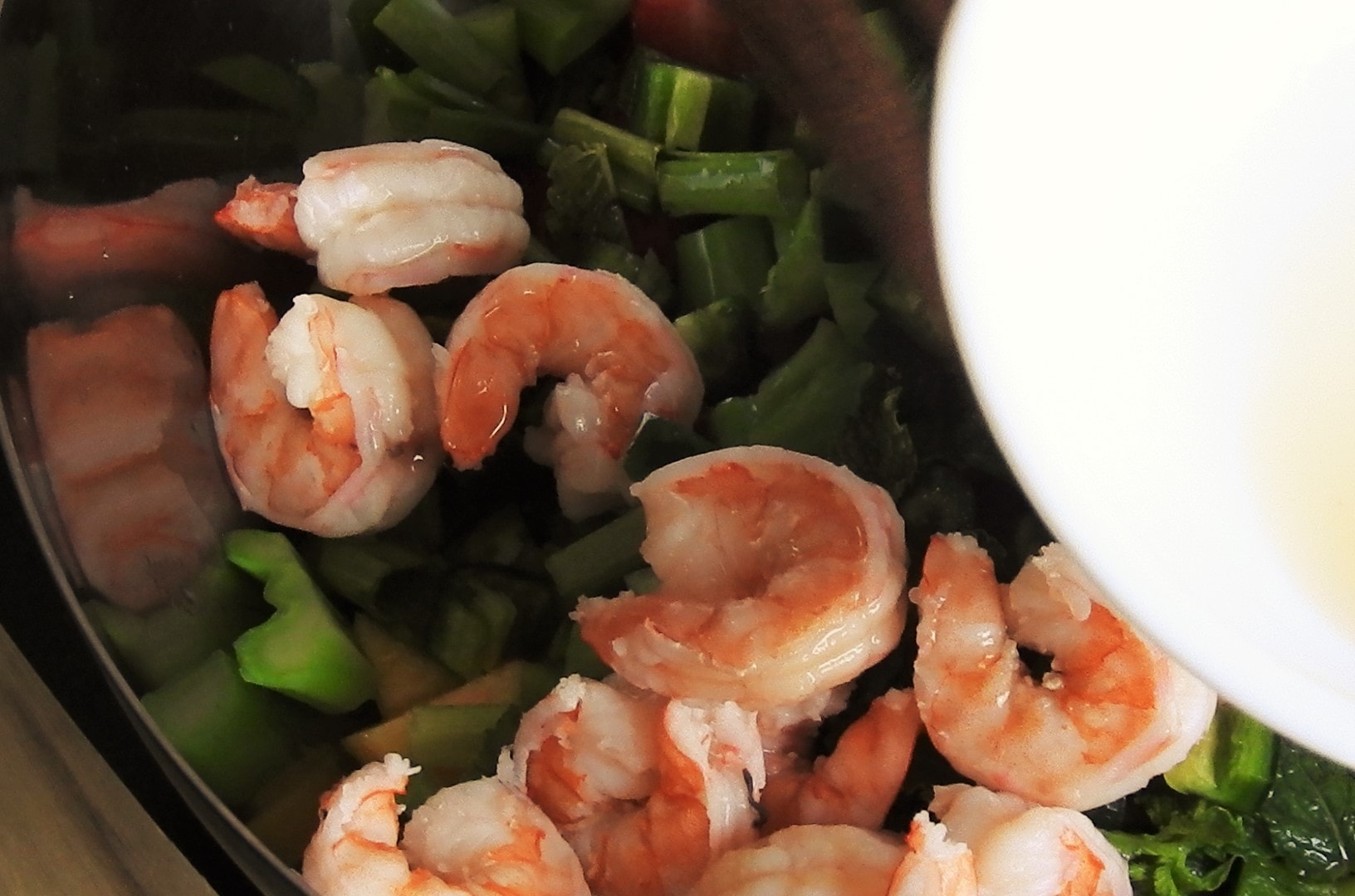 Ensalada tailandesa de fresas, melocotón y gambas