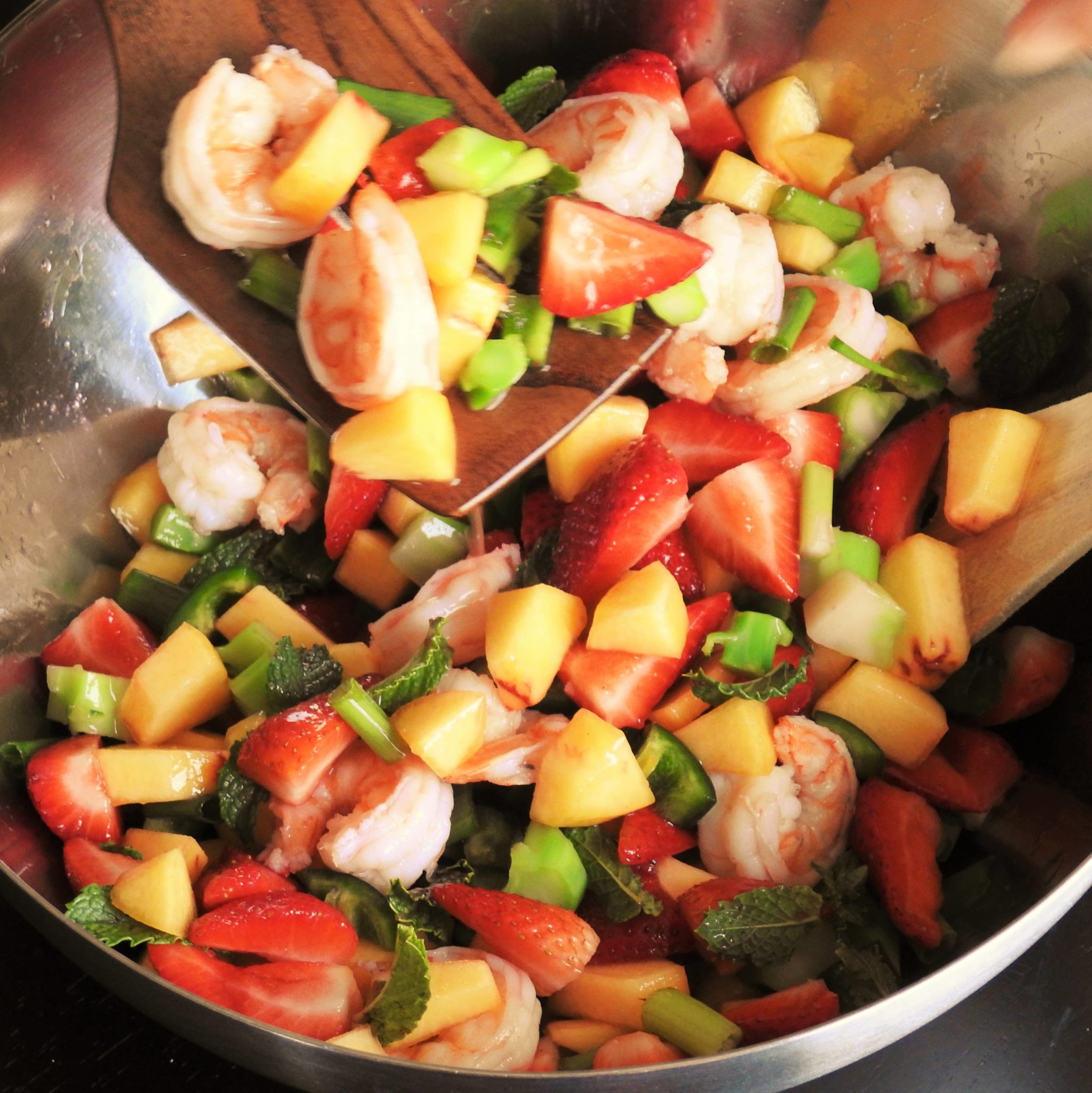 Ensalada tailandesa de fresas, melocotón y gambas en un bol mixto