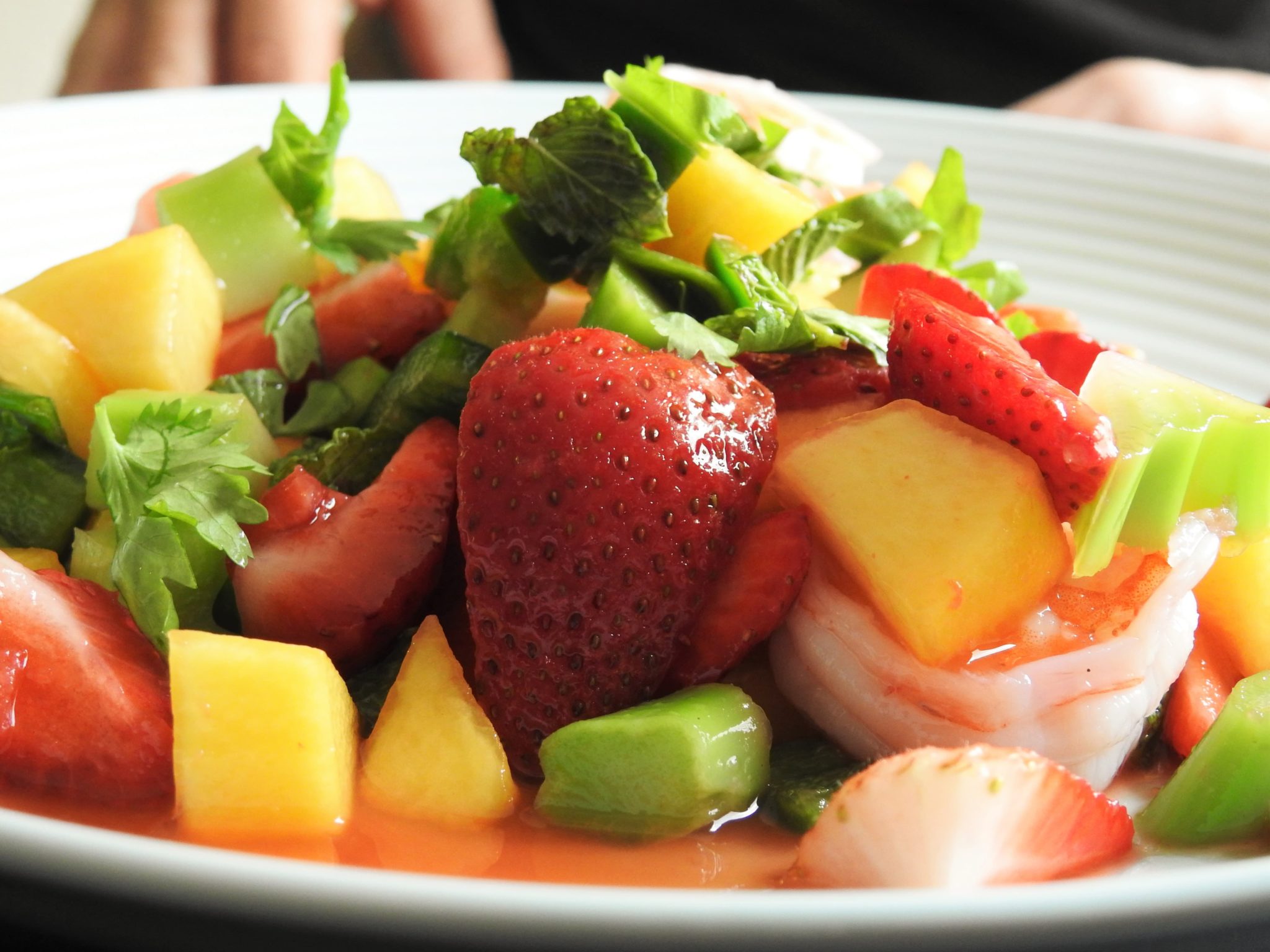 Ensalada tailandesa de fresas, melocotón y gambas