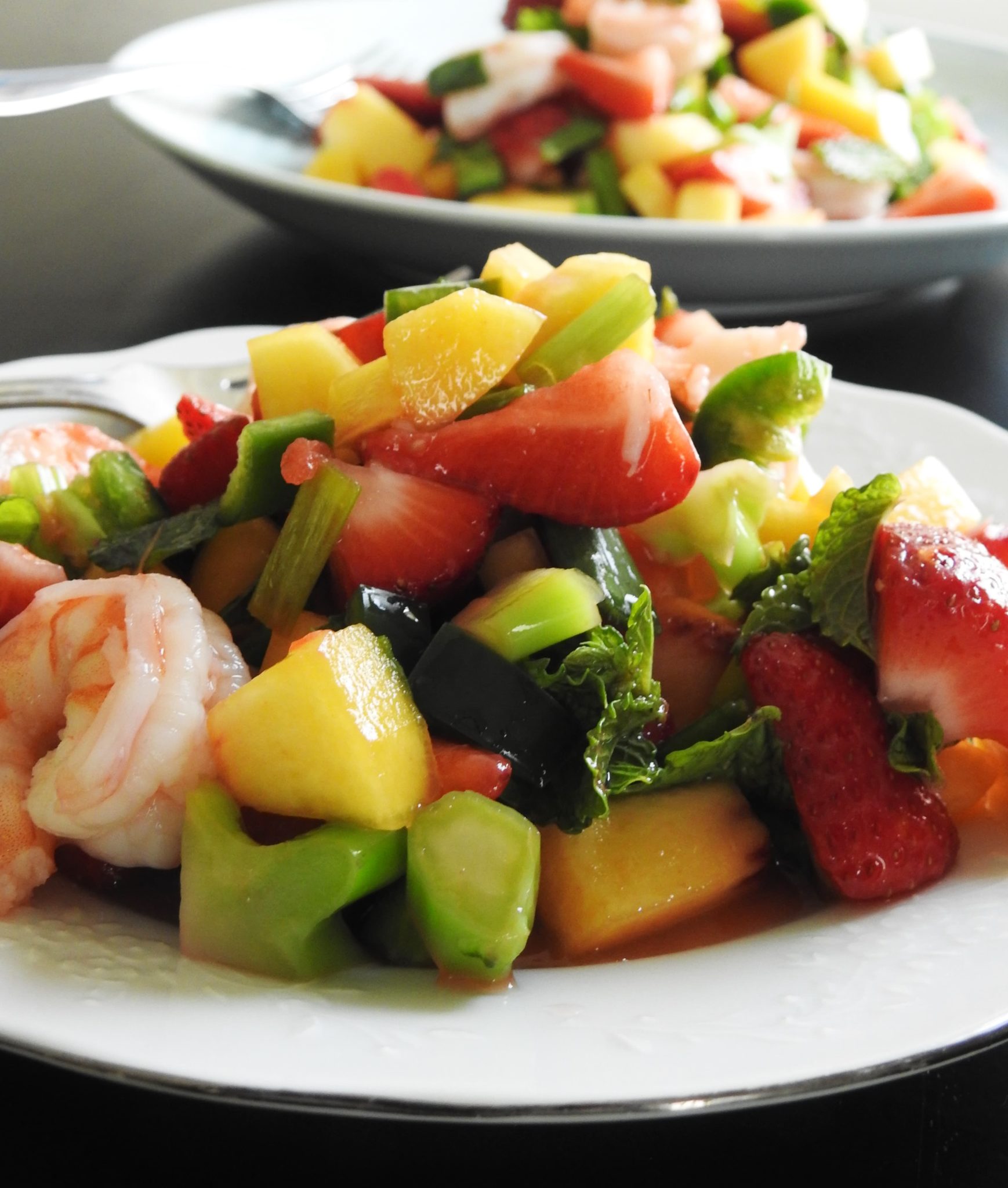 Ensalada tailandesa de fresas, melocotón y gambas