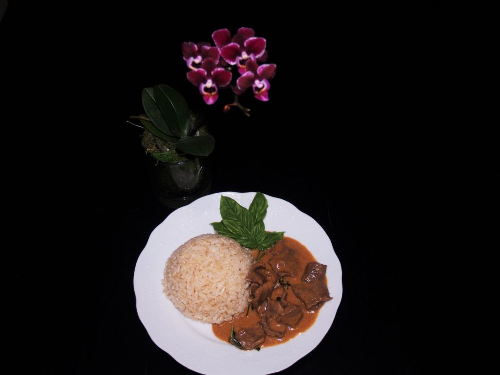 Carne de vaca al curry Panang servida con arroz integral