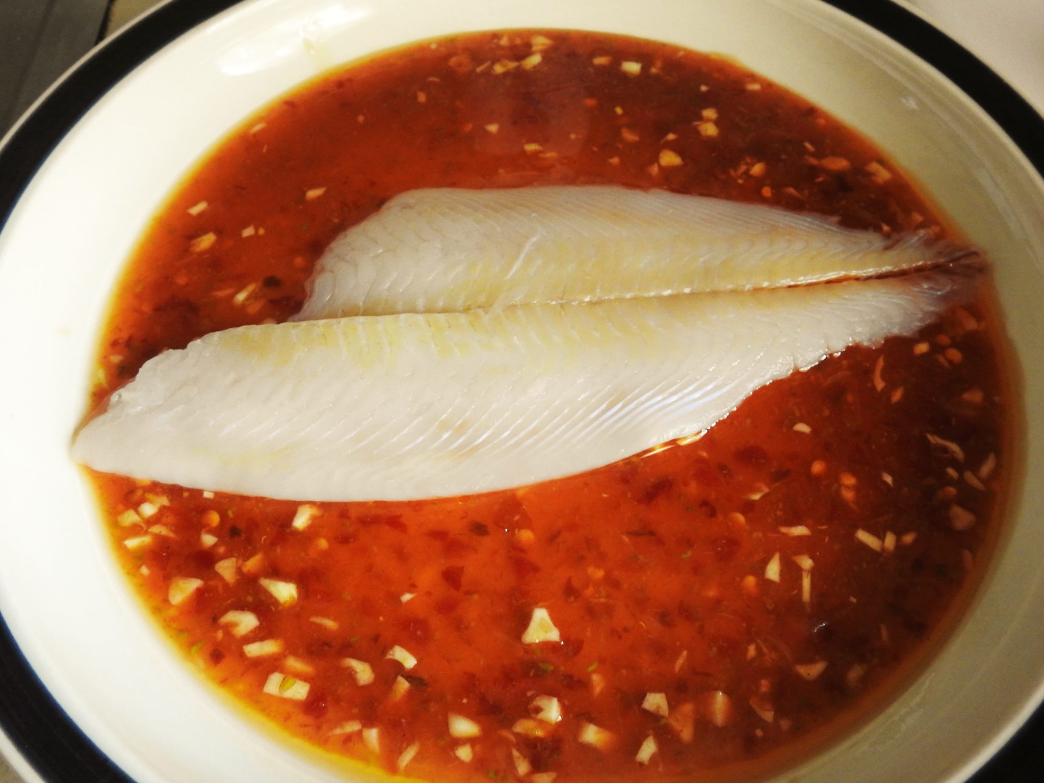 Filete de pescado bañado en la salsa de chile y limón