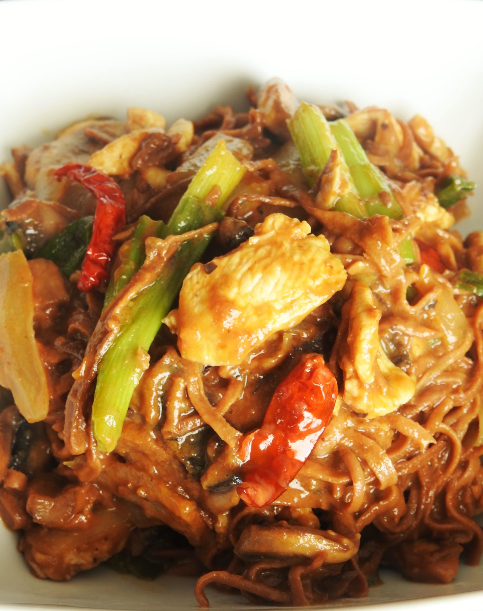Explore los espaguetis asiáticos de soja al estilo tailandés
