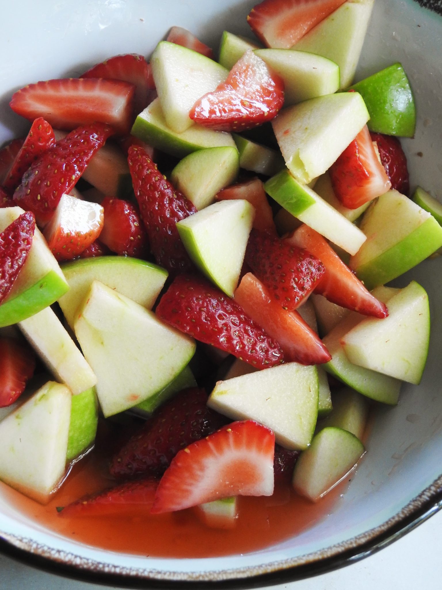 สลัดผลไม้ไทยสตรอว์เบอร์รี่และแอปเปิ้ลเขียว