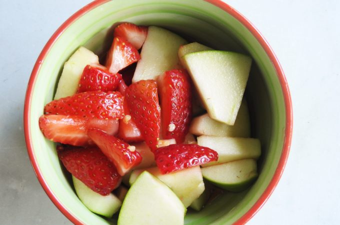 Ensalada de frutas tailandesa de fresas y manzana verde