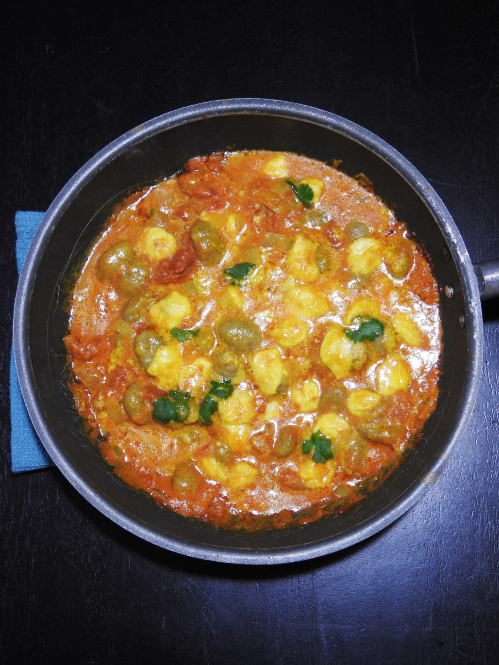 Gnocchi con salsa tailandesa de tomate y curry