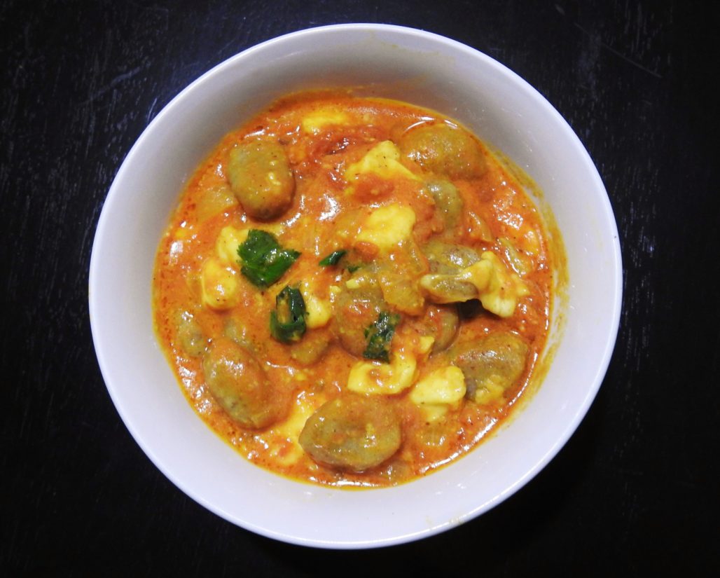 Gnocchi con salsa tailandesa de tomate y curry