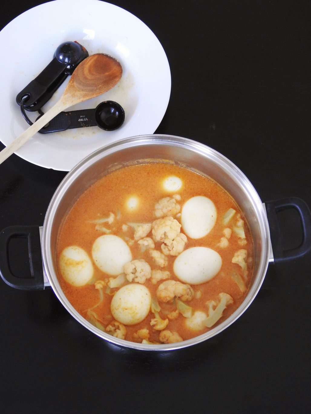Coliflor y huevos duros Curry rojo tailandés