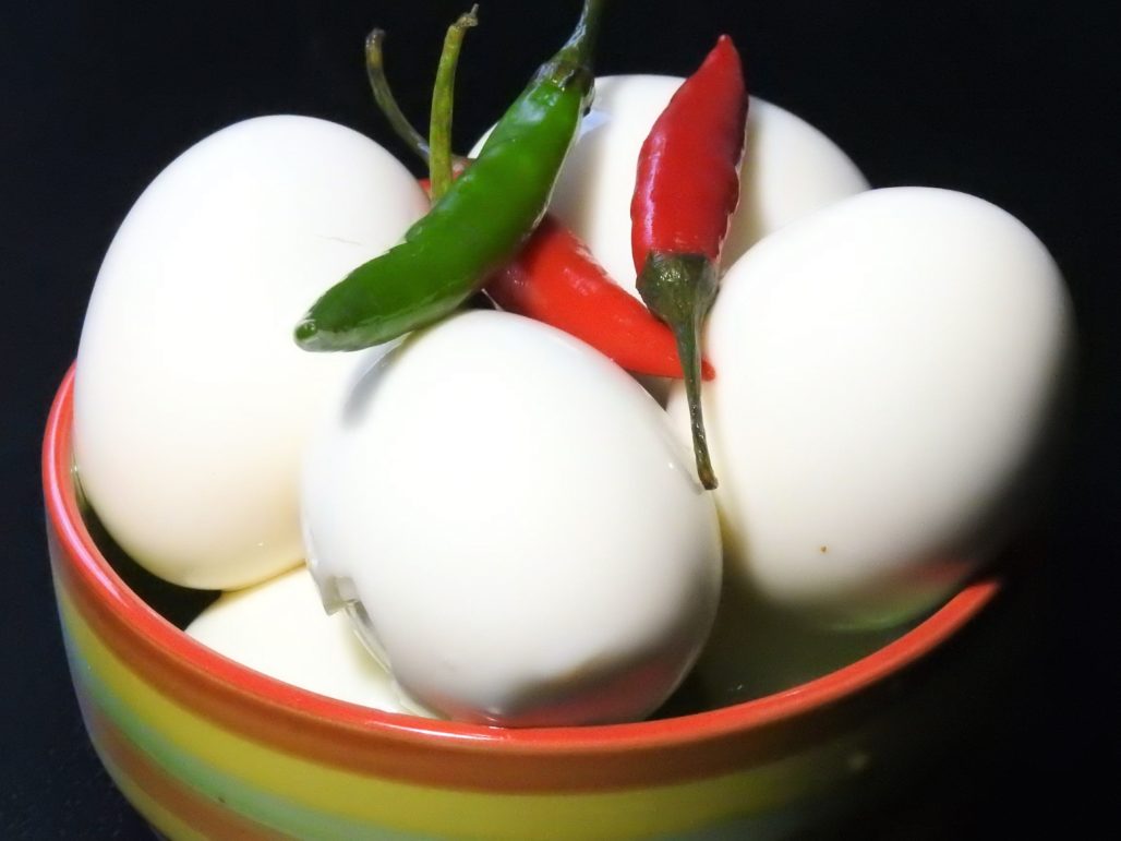 Pimientos tailandeses y huevos en escabeche