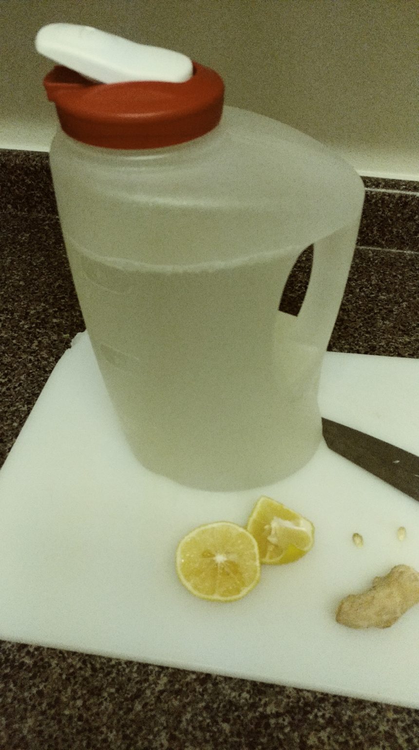 Limonada de jengibre en una jarra