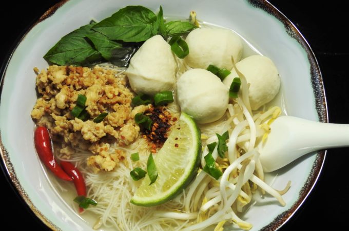 Sopa de fideos tailandesa