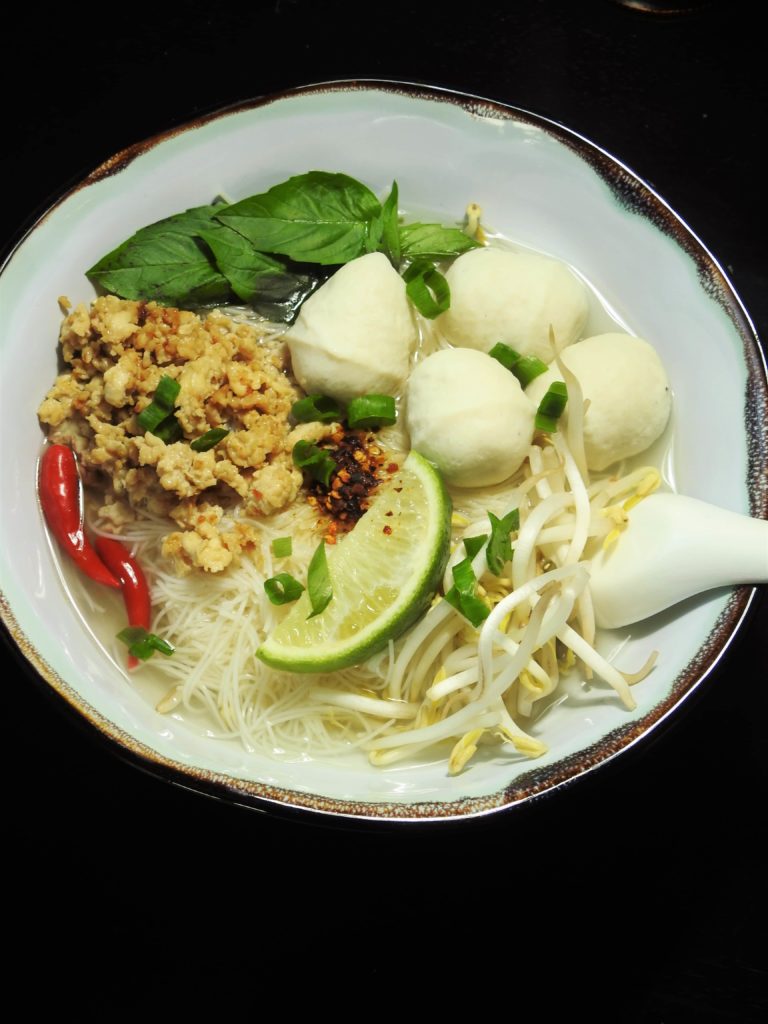 Sopa de fideos tailandesa