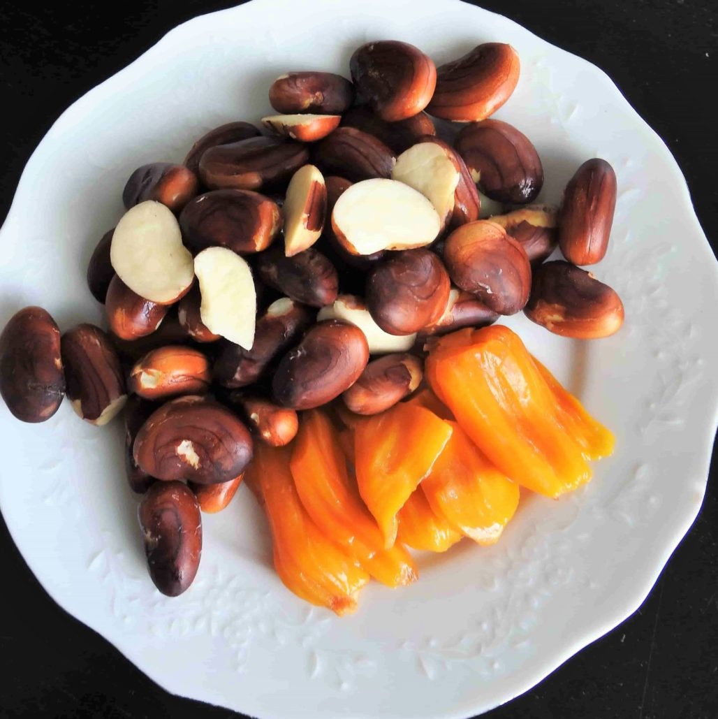 Las semillas de Jackfruit y el Jackfruit juntos hacen un hermoso aperitivo.