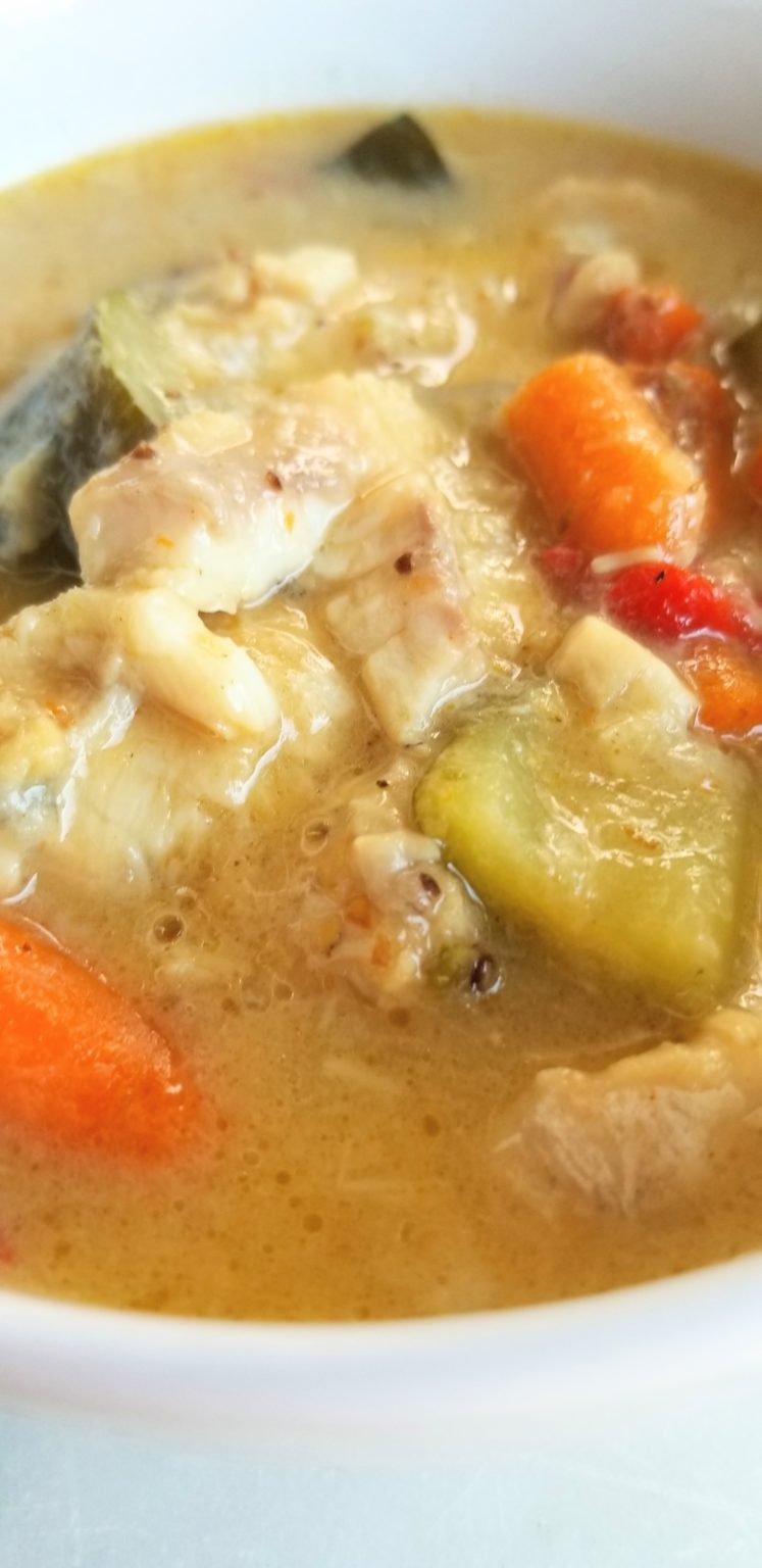 Curry tailandés de pescado en olla instantánea con pasta de curry verde casera