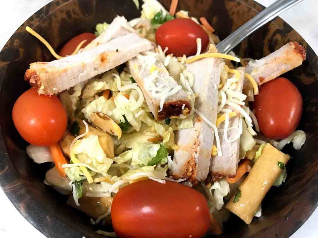 Ensalada asiática picada con cerdo a la miel de Sriracha