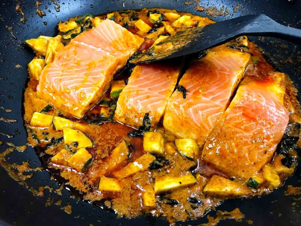 Cocinar salmón al curry de coco tailandés