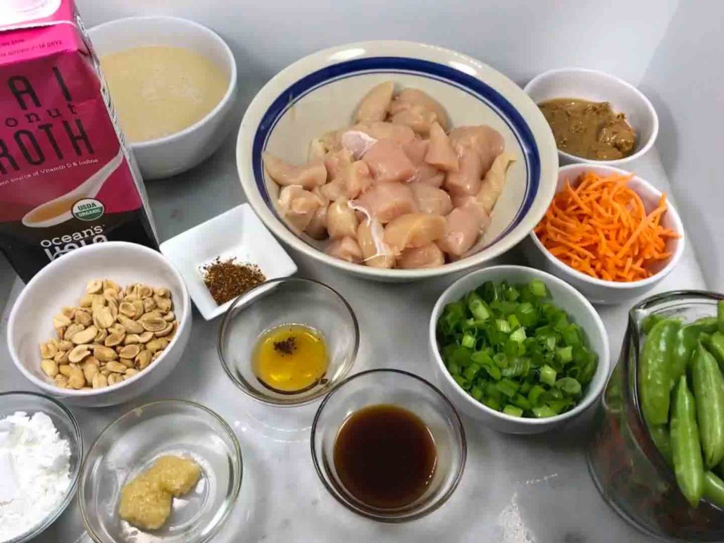 Ingredientes del pollo con cacahuetes en la olla instantánea