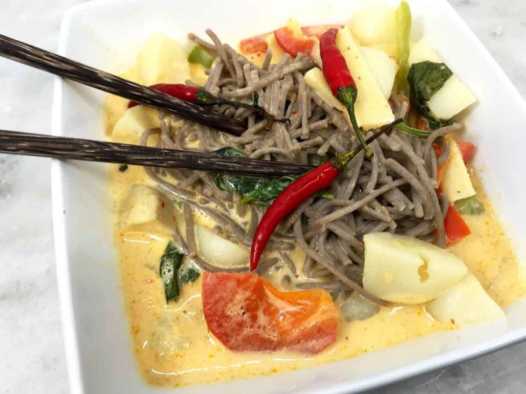 Sopa tailandesa de fideos de trigo sarraceno al curry rojo