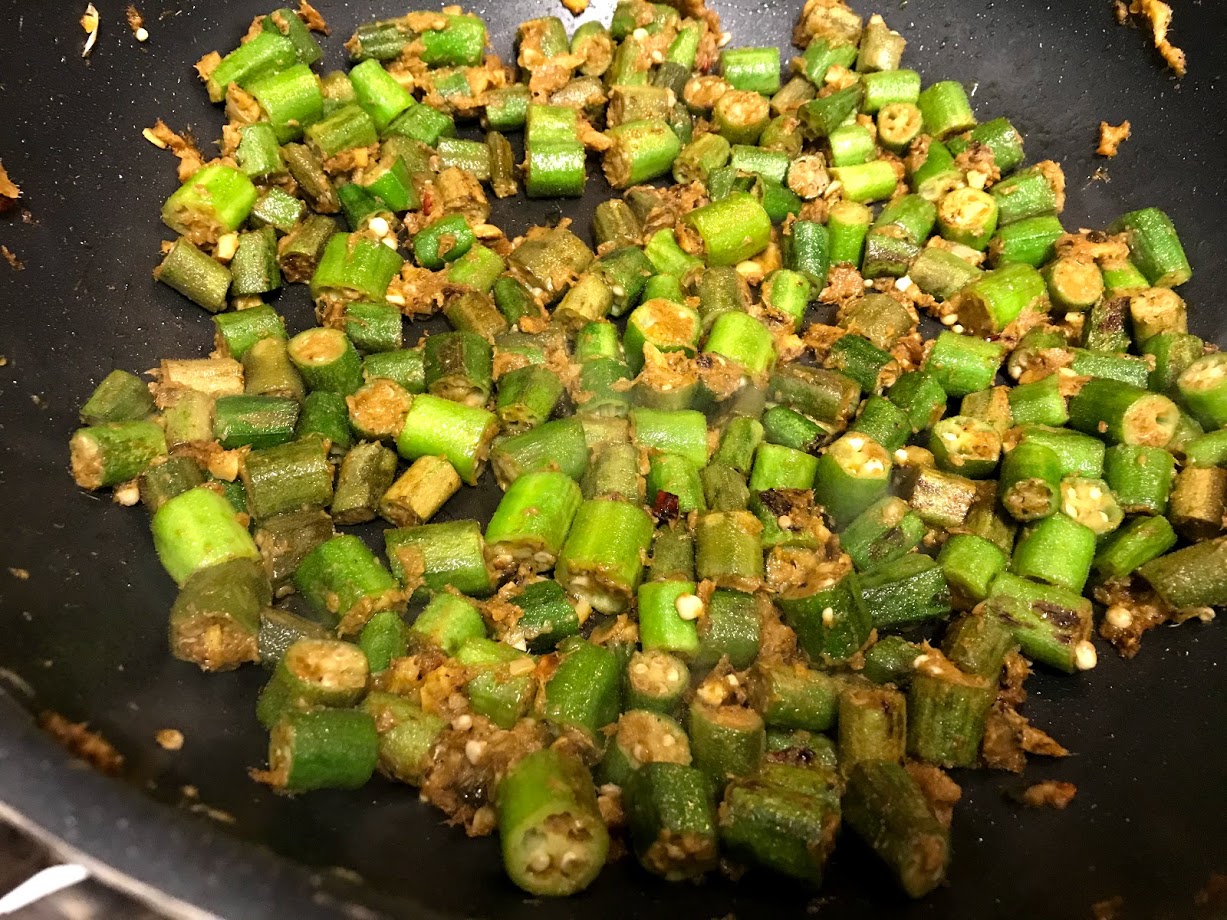Okra salteada al curry verde tailandés en el wok