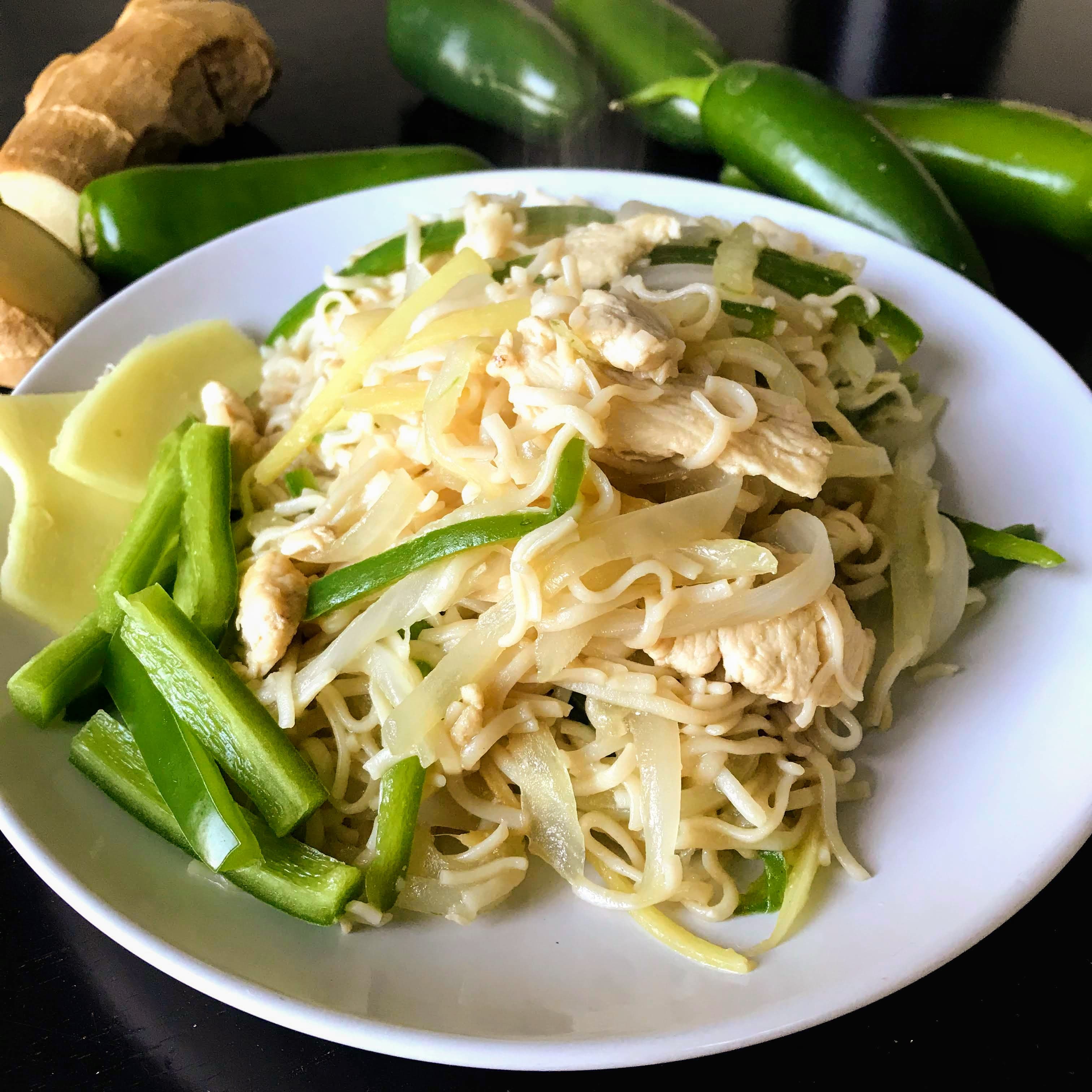 Chiken de jengibre salteado con ramen de arroz integral