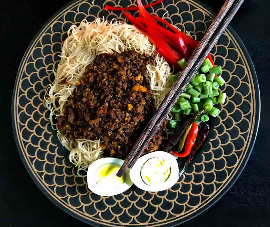 Fideos de arroz integral con salsa de lentejas y cacahuetes optimizados