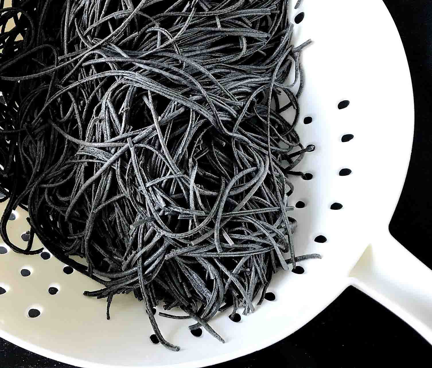 Explore Cuisine Fideos con judías negras colados