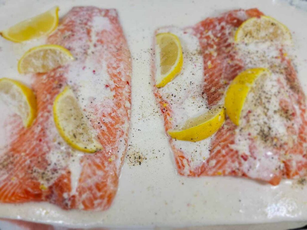 Trucha de cabeza de acero a la pimienta de coco y limón lista para el horno