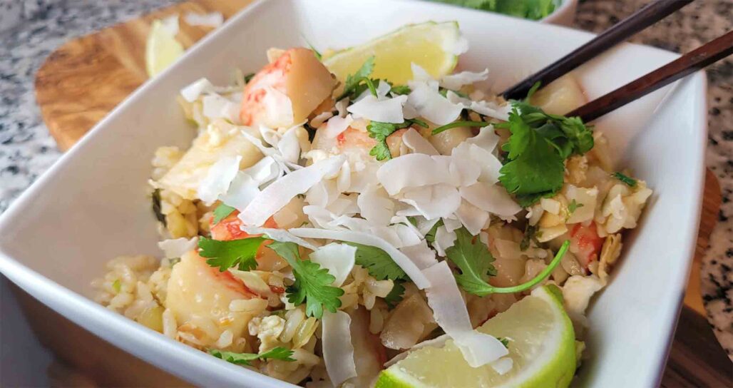 Imagen destacada de arroz integral frito con coco al estilo tailandés