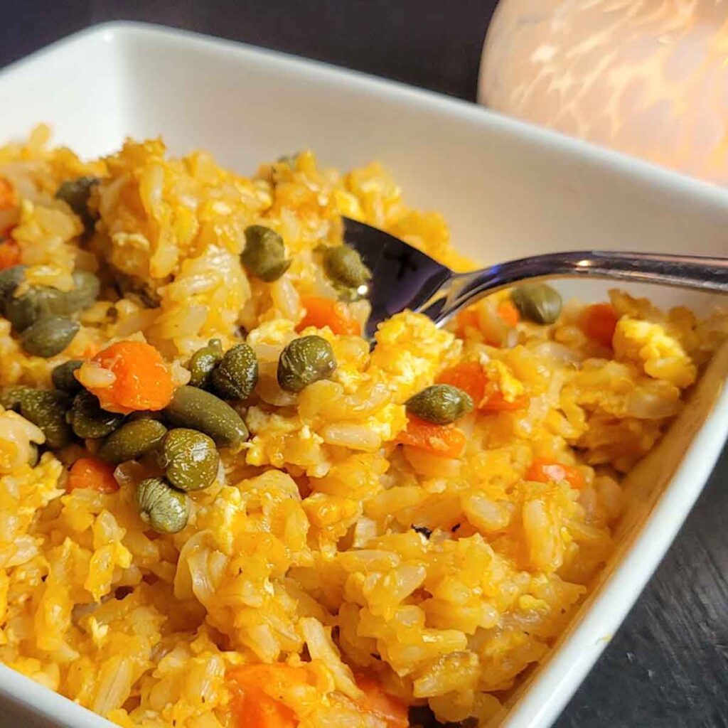 Arroz frito con bacalao saludable  