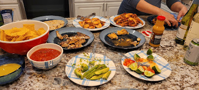 Sugerencia para servir los tacos de pescado al curry verde tailandés.  