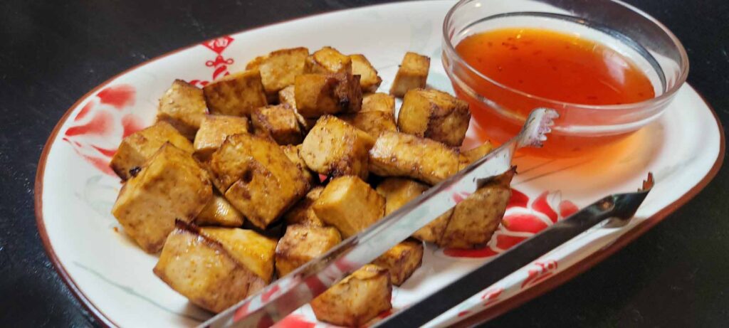 Este aperitivo de tofu frito al aire con salsa de chile dulce tailandesa  