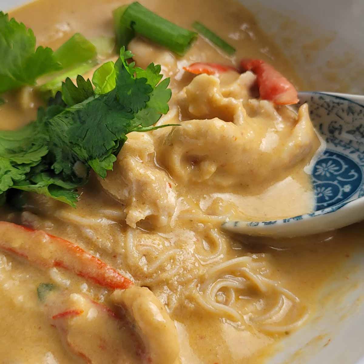 Receta fácil de fideos y sopa de pollo tailandesa de mamá