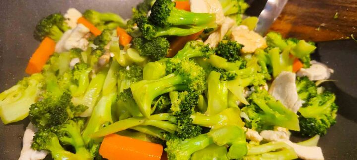 Thai Mom's Super Simple and Easy Stir-fried Broccoli and Chicken Recipe ...