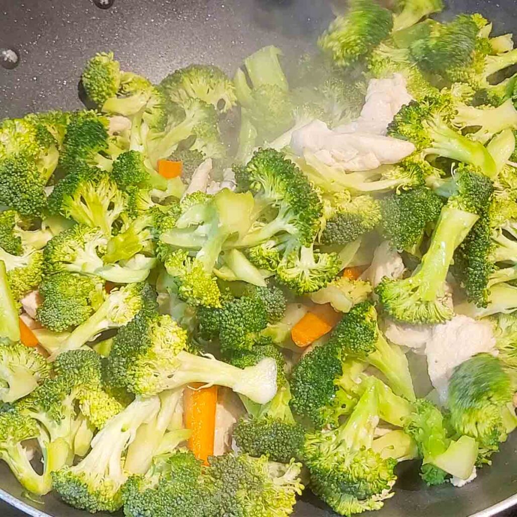 Thai Mom's Super Simple and Easy Stir-fried Broccoli and Chicken Recipe Featured Image