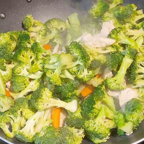 Thai Mom's Super Simple And Easy Stir-fried Broccoli And Chicken Recipe 