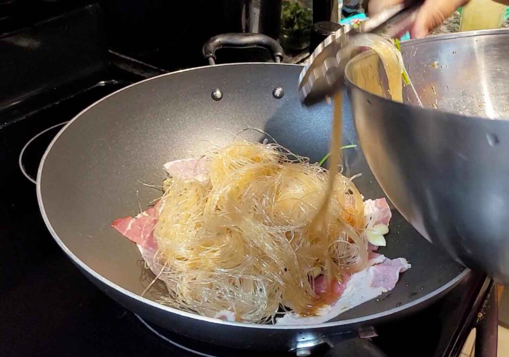 Thai-Moms-Ginger-Shrimp-and-Glass-Noodles-Recipe-Goong-Ob-Woonsen-Step-3