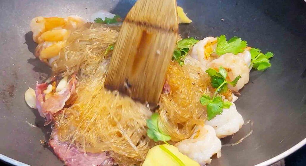 Thai-Moms-Ginger-Shrimp-and-Glass-Noodles-Recipe-Goong-Ob-Woonsen-Step-8