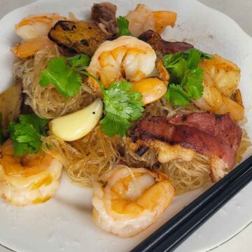 Thai-Moms-Ginger-Shrimp-and-Glass-Noodles-Recipe-Goong-Ob-Woonsen Presentation Image