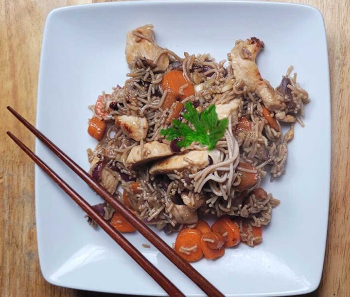 Healthy and Easy Stirfried buckwheat noodles with chicken