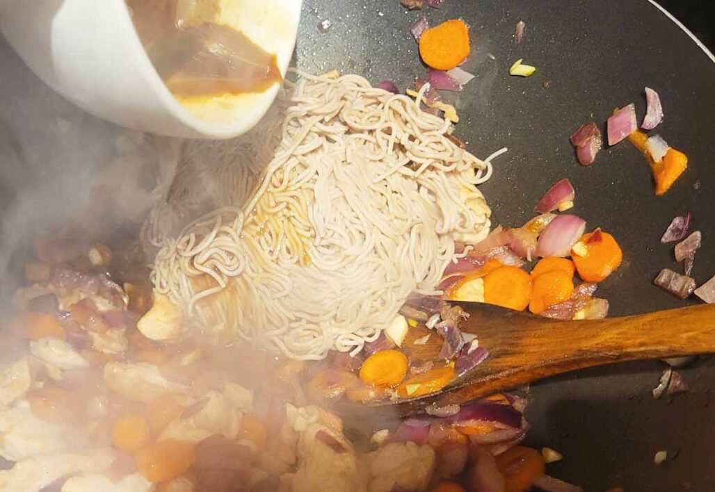 Healthy and Easy Stirfried buckwheat noodles with chicken