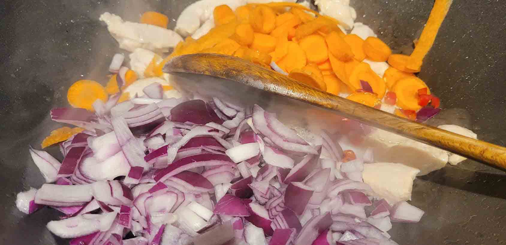 Fideos de trigo sarraceno salteados con pollo, fáciles y sanos Añada las verduras