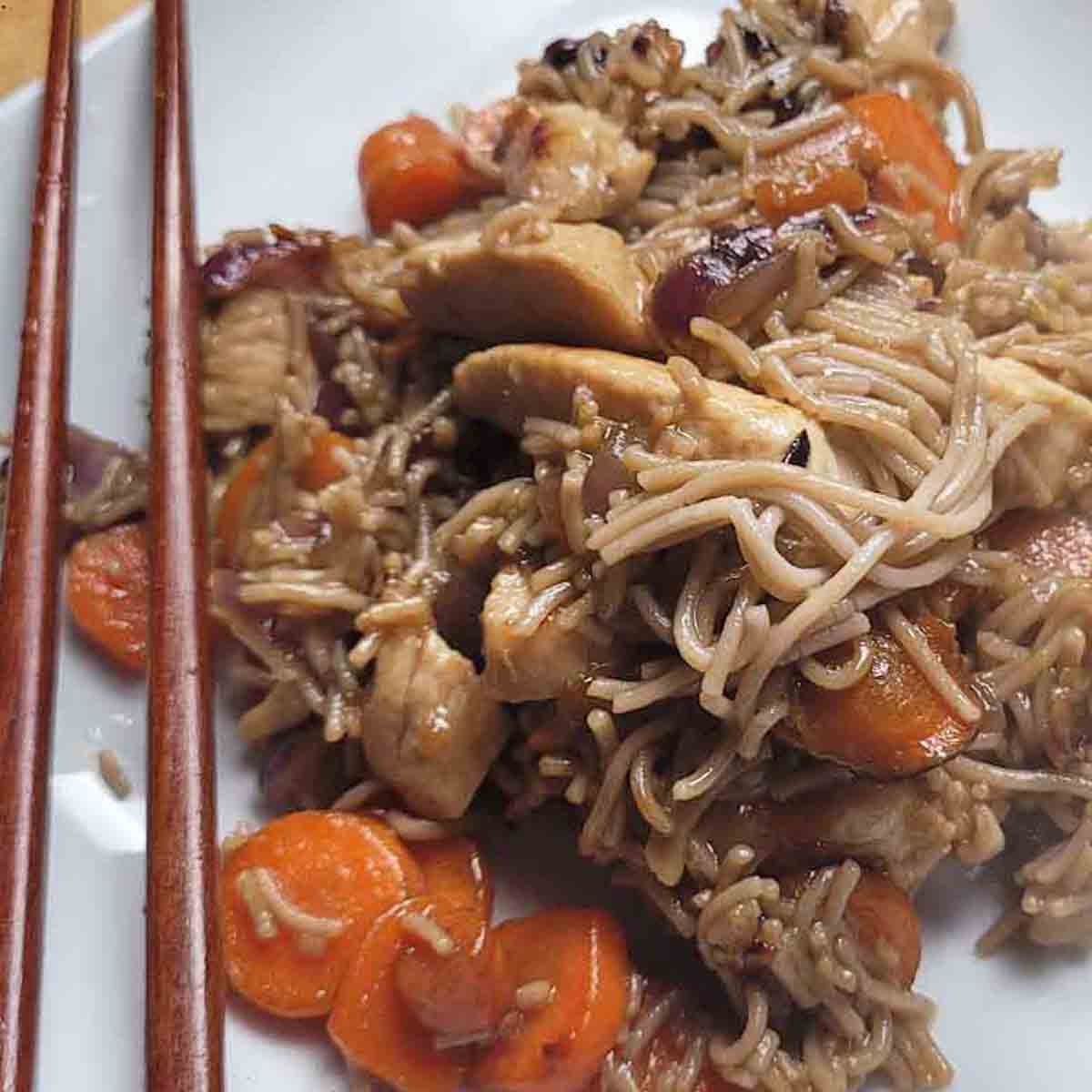 Healthy and Easy Stirfried buckwheat noodles with chicken