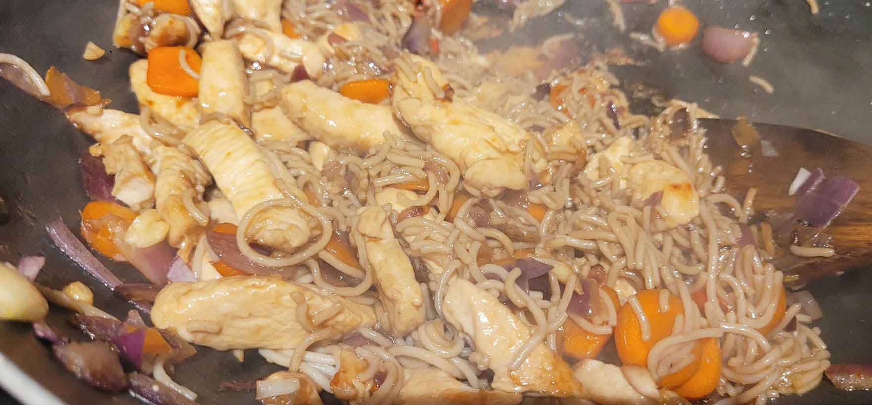 Fideos de trigo sarraceno salteados con pollo, fáciles y sanos Mezclar todo bien