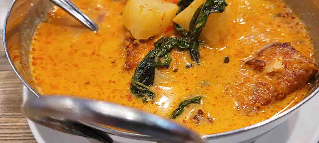 Curry rojo tailandés con salmón y piña  