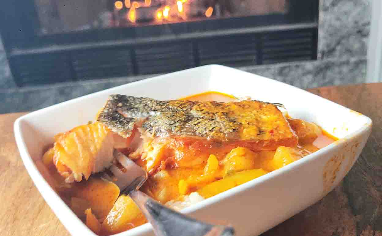 Salmón con piel crujiente, frito en sartén y servido con curry rojo Sugerencia de presentación